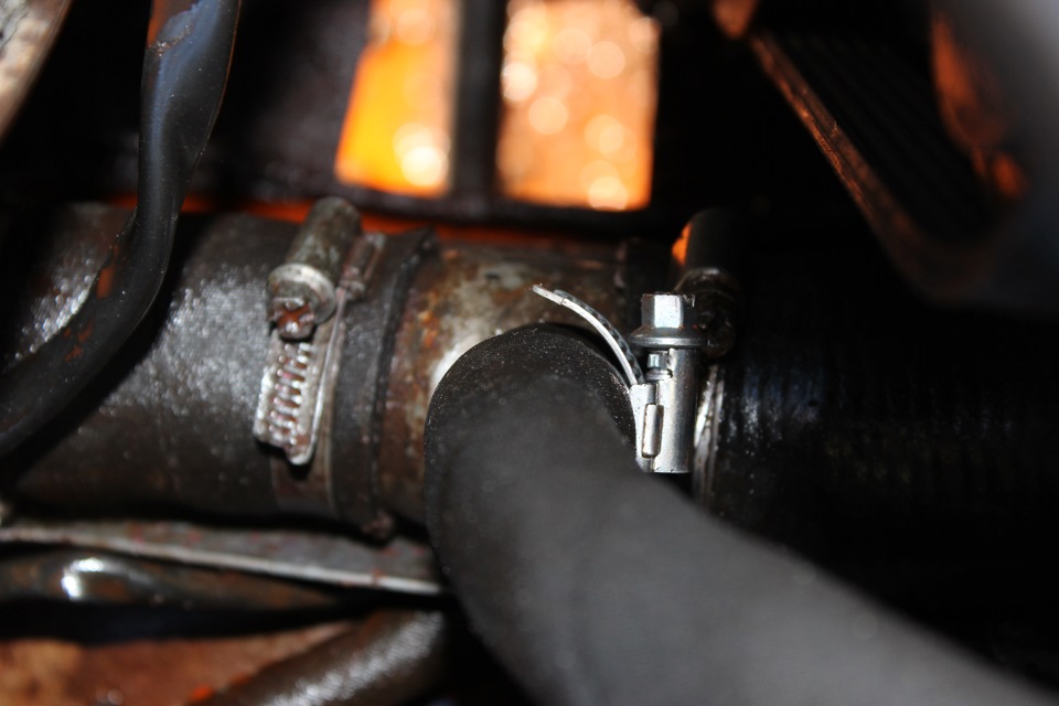 Тройник (труба радиатора отводящая) — ГАЗ 3102, 2,3 л, 2007 года ...