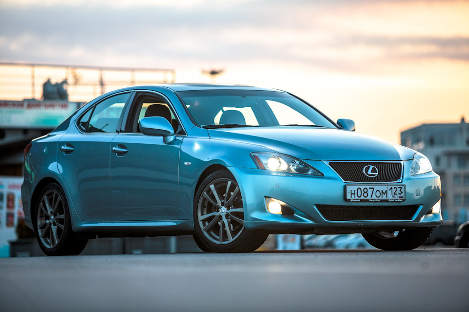 Lexus is 250 бирюзовый