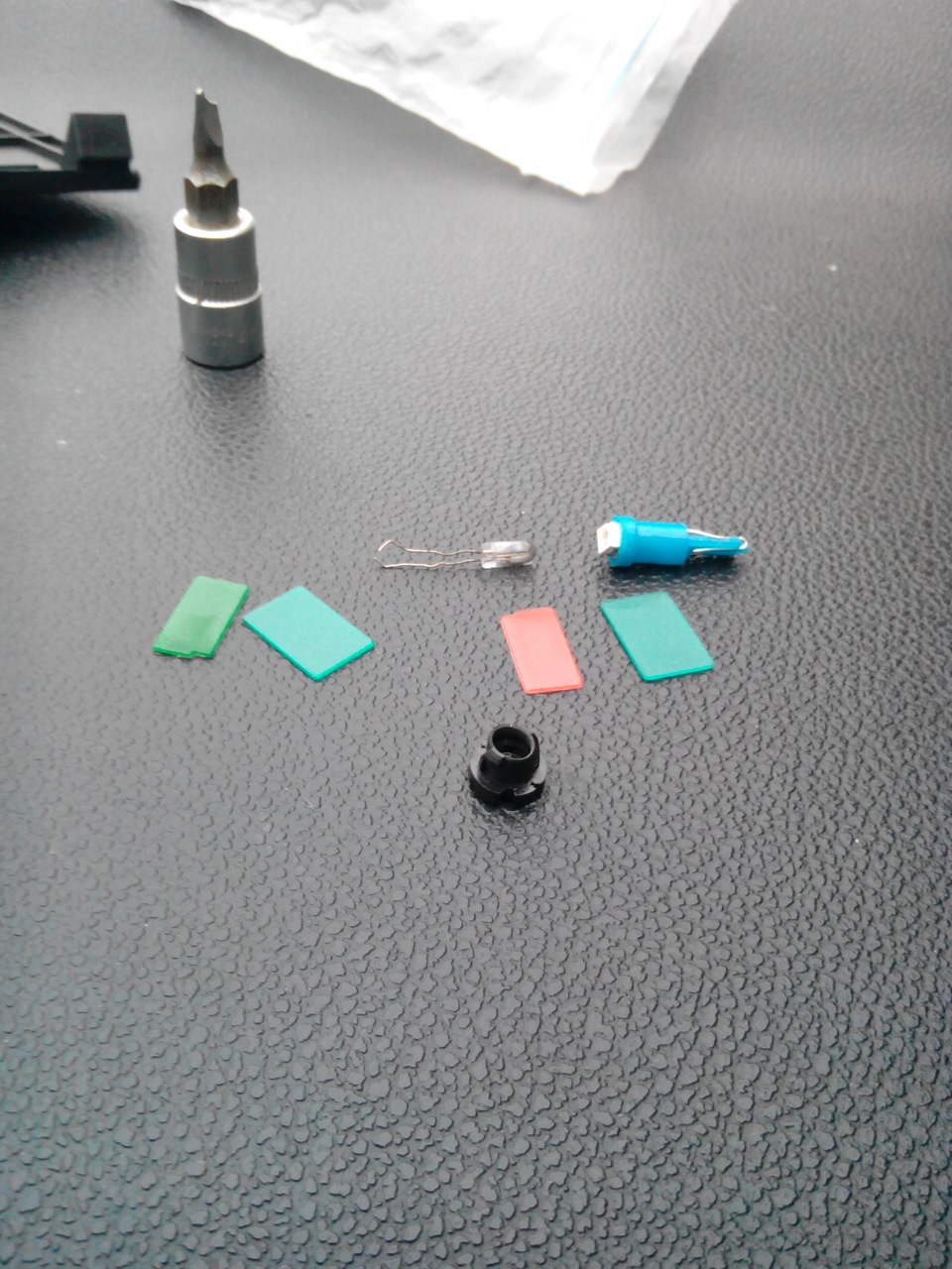 Можно ли заменить лампочки в нижней панели приборов? — Hyundai Getz, 1 ...