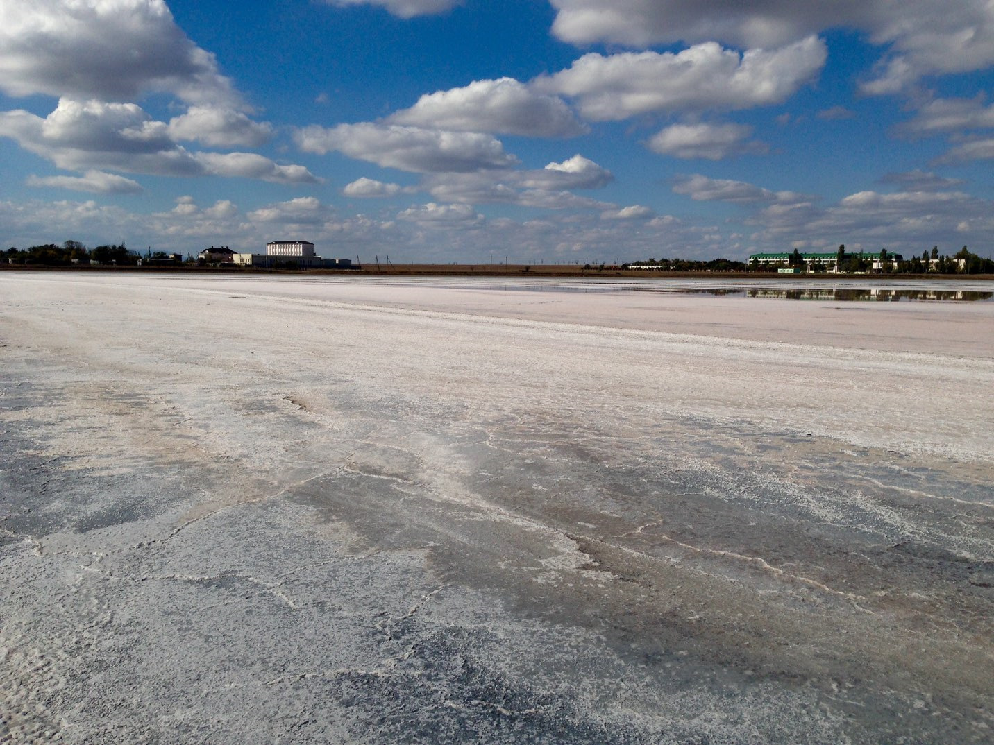 Погода в соляном крым на 10 дней. Село Соляное. Соляное Крым. Соляное озеро. Соляное озеро небо.