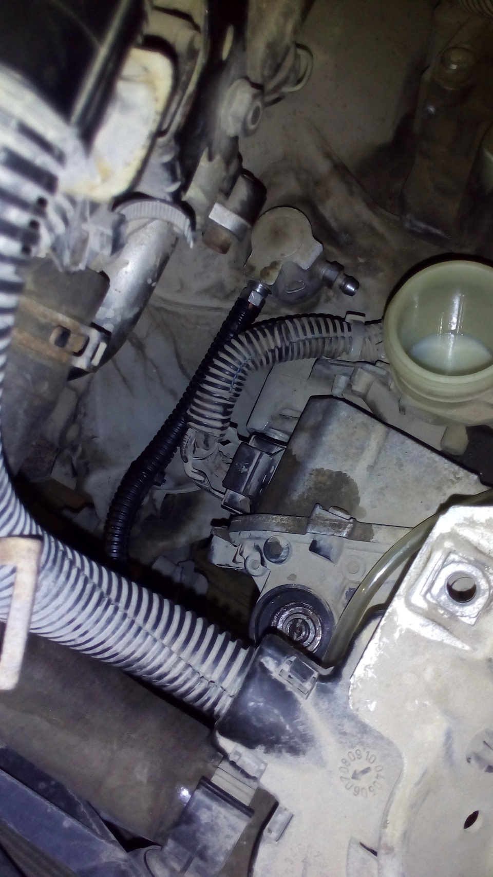 ну и с виду почти оригинал, только гофра пока новая немного выделяется — Opel Astra H