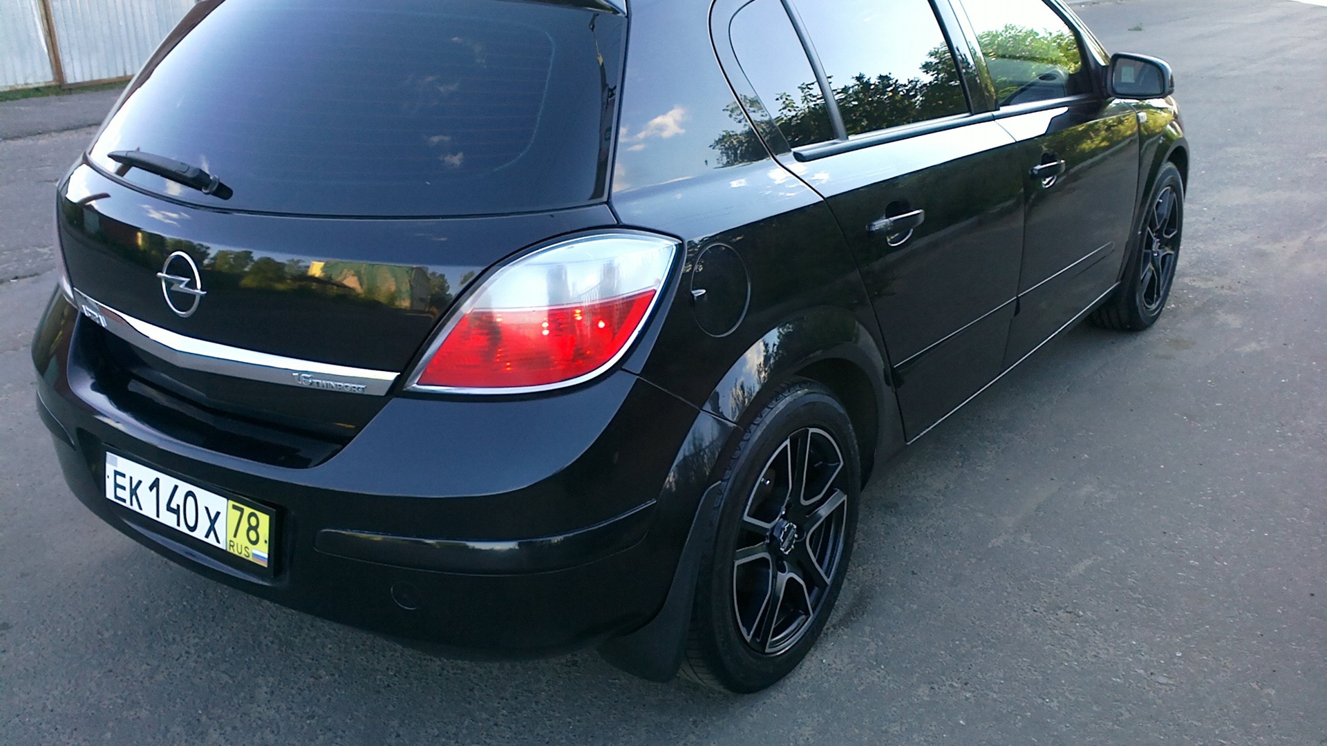 Opel Astra H 1.6 бензиновый 2006 | Black style на DRIVE2