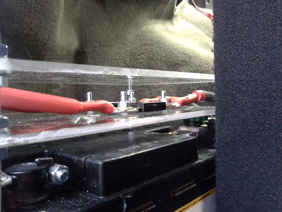 Установка конструкции крепления предохранителей и проводки в багажнике ...