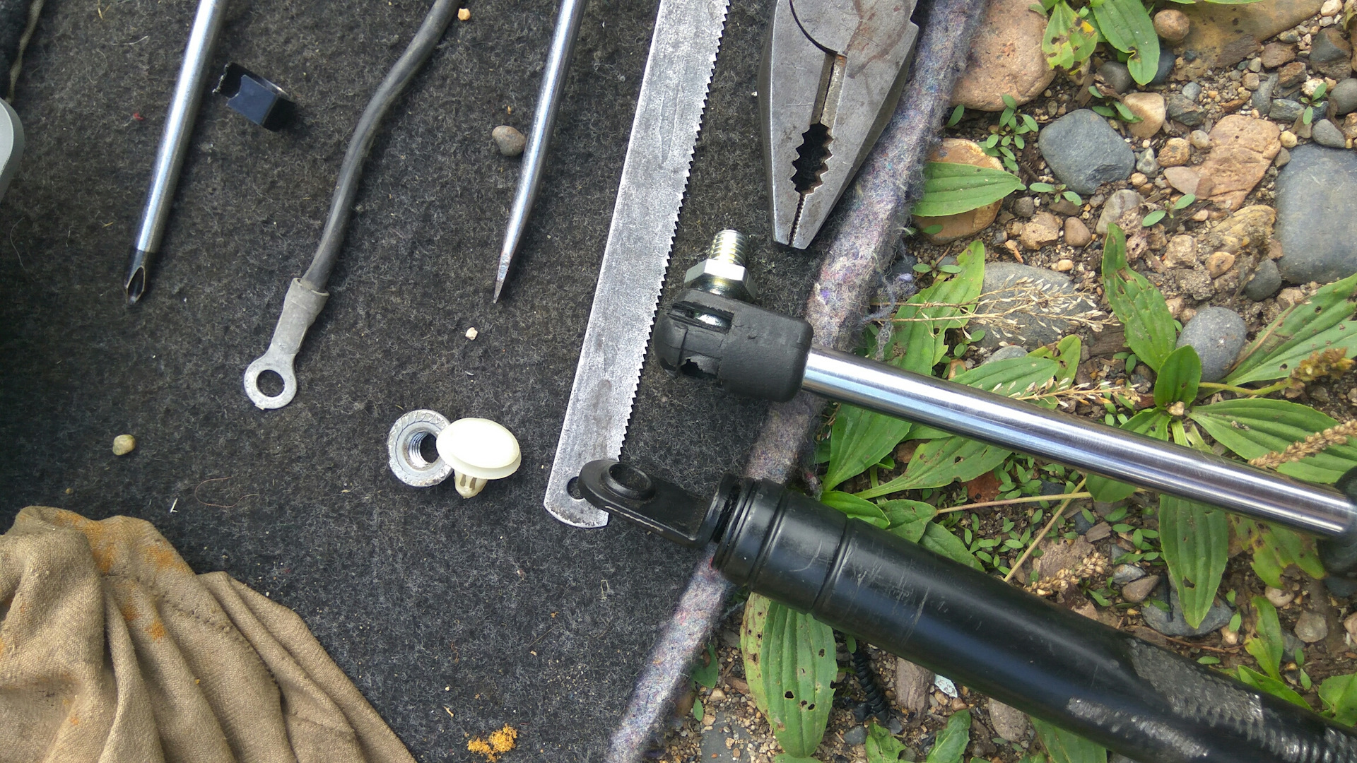 Амортизатор багажника от Калины, установка за 5 минут — Toyota Cresta ...