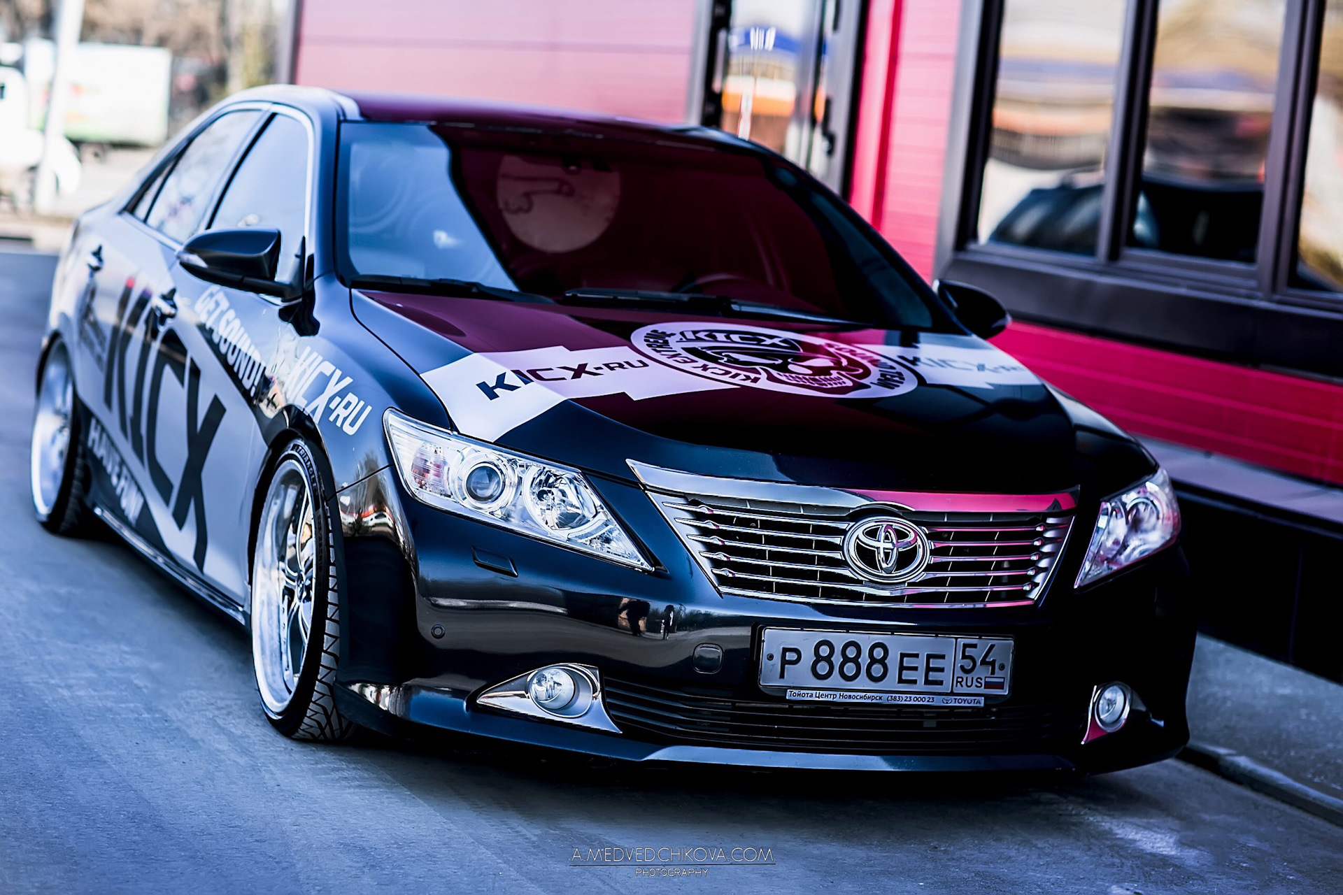 Стейдж камри. Camry Kicx. Винил на Камри 40. Toyota Camry СКР. Камри 40 автозвук.