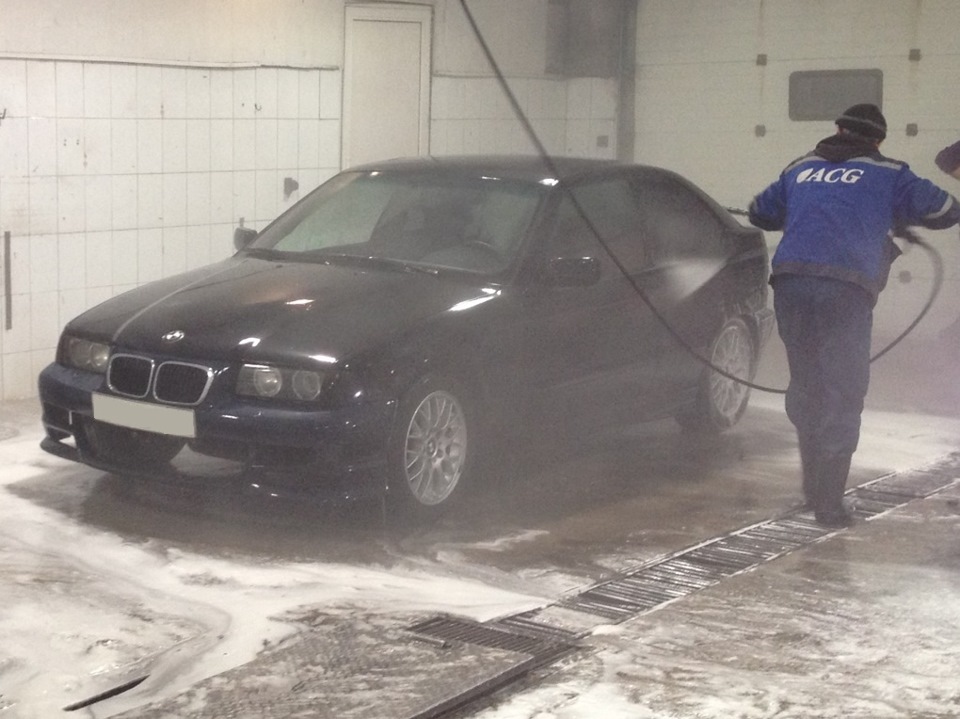 Легенда принимает водные процедуры, а я стою улыбаюсь, не удержался и сфоткал) — BMW 3 series Compact (E36/5)