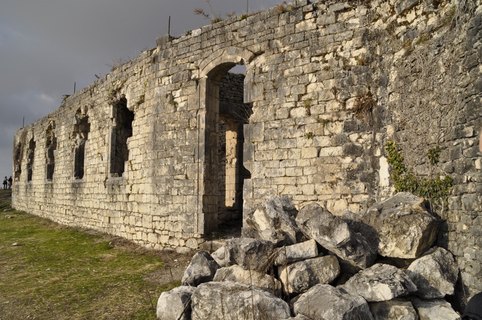 Tsebelda fortress. Крепость Цибилиум Абхазия. Крепость Цебельда. Цебельда Абхазия. Анакопийская крепость.