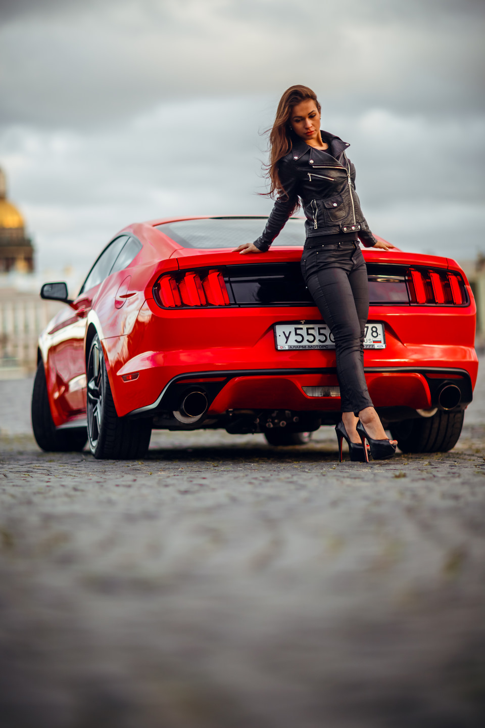 Ford Mustang 1967 с девушкой