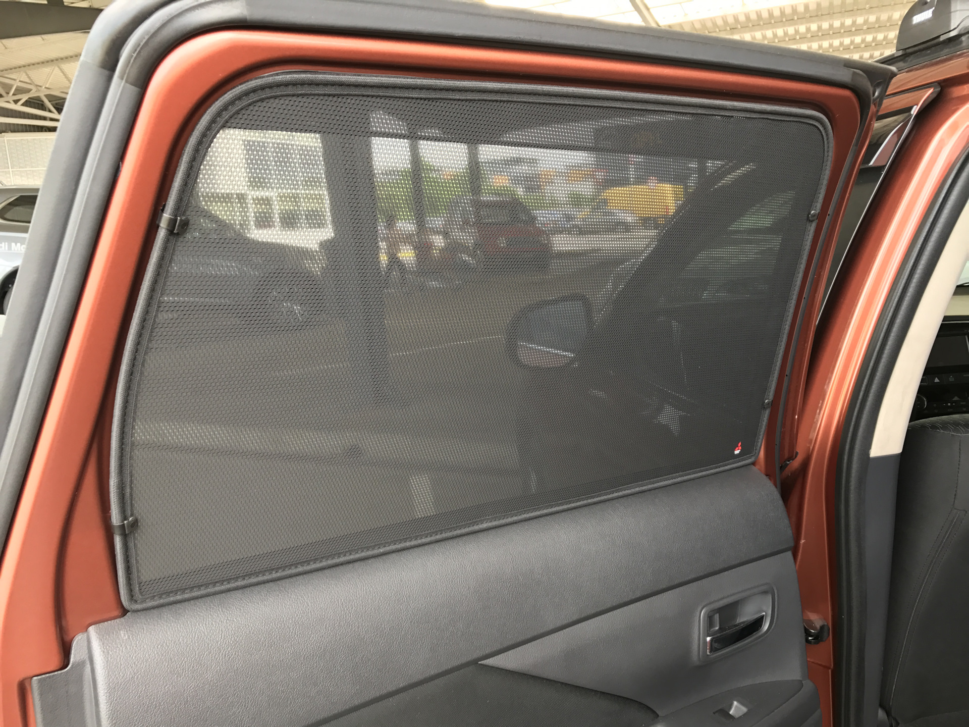 Крепление каркасных шторок вольво xc70. Автошторки на аутлендер белом. Шторки митсубиси аутлендер 3. Шторки outlander 3 trokot. Шторки outlander 3 trokot.