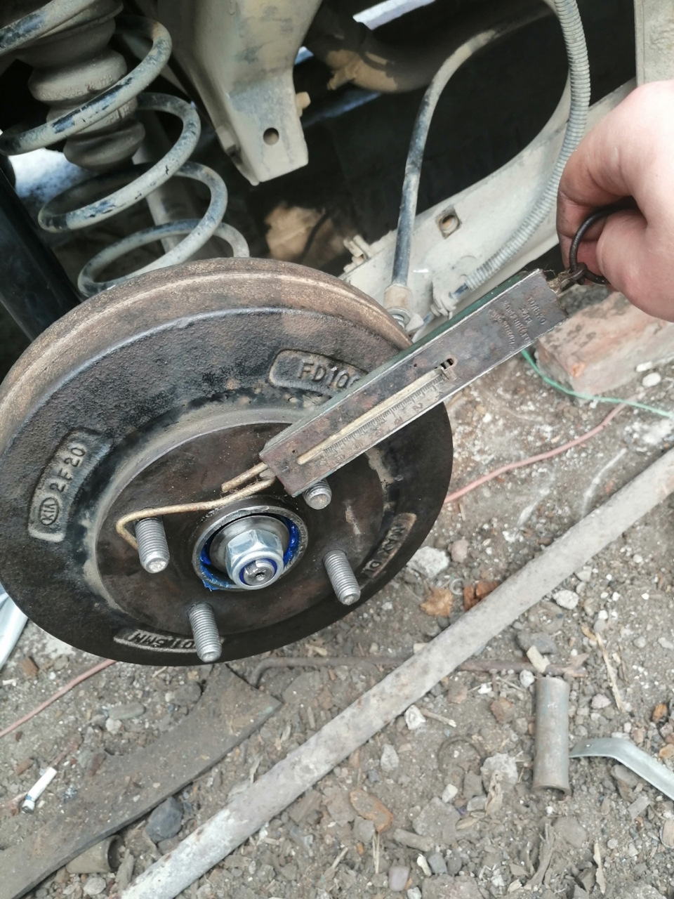 Затяжка ступичной гайки (зад) — KIA Rio (1G), 1,3 л, 2002 года ...
