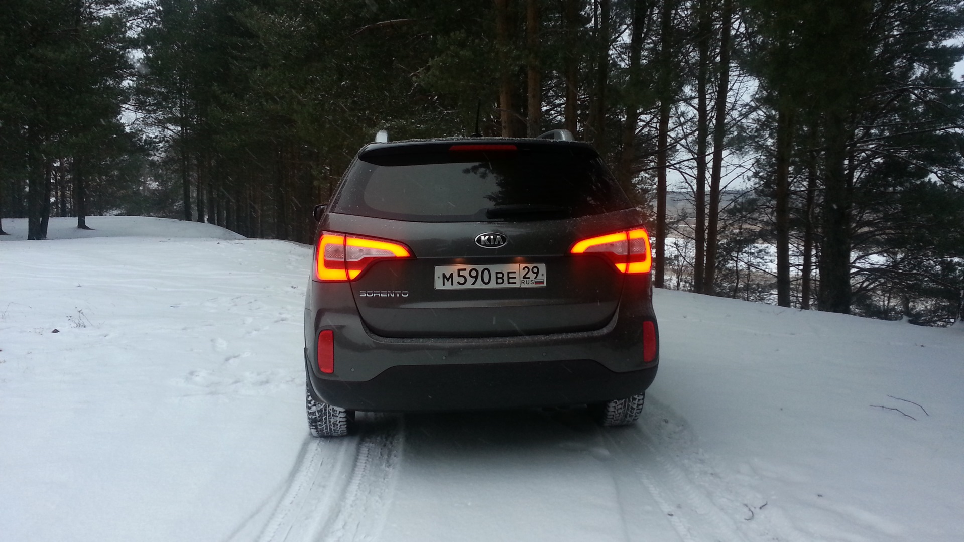 Брат кия. Mitsubishi Outlander 2012 черный зима. Мицубиси Аутлендер черный зима. Аутлендер 2022 зимой. Черный Мицубиси Аутлендер зимой.