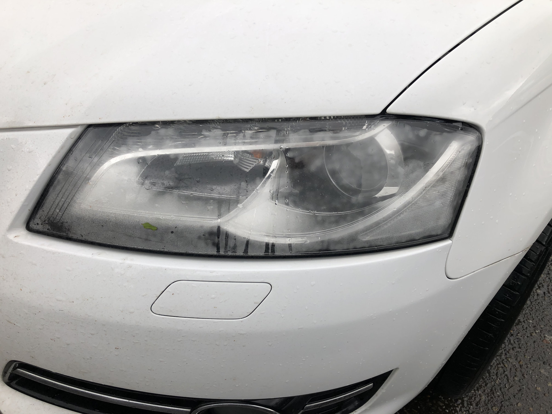 Ремонт фар ауди. Audi фара после дождя. Фарыора. Как снять фару Ауди а3 2012.