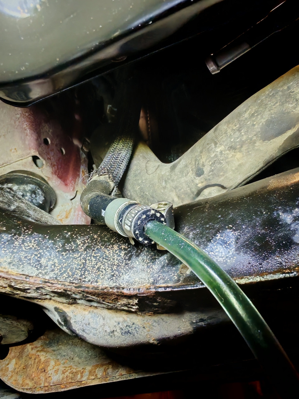 Подобрал трубку, подошла от дезинфекции кондея — stepup, вроде так, зелёный дорогуший баллон, вот к нему такая трубка идет. Снял с трубки кнопку и распылитель — Nissan Qashqai (2G)