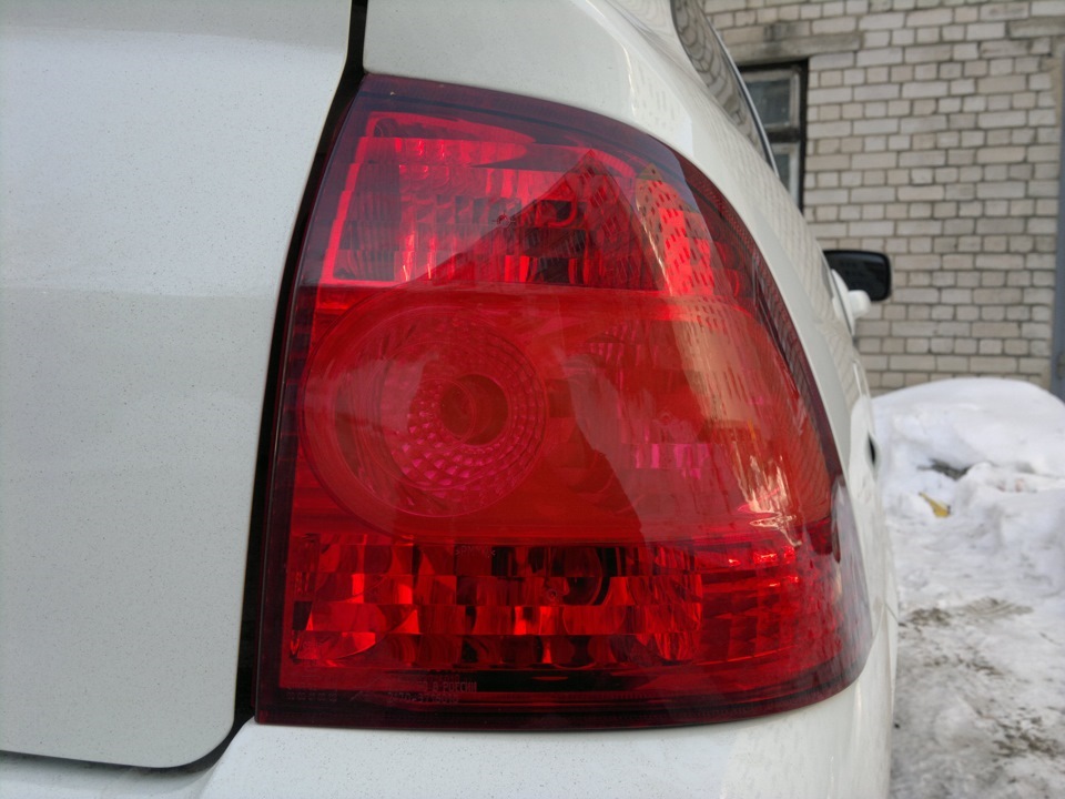 Красные задние фонари — Lada Приора хэтчбек, 1,6 л, 2011 года ...