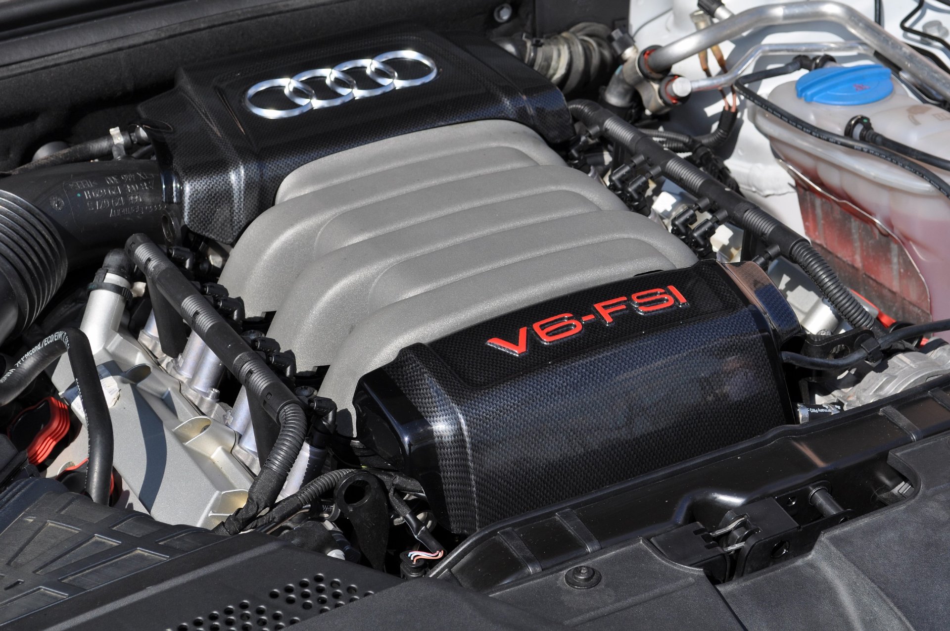 Основное отличае переделки данных девайсов от салонного пластика заключается в том, что их нужно предварительно покрасить — Audi A4 (B8)