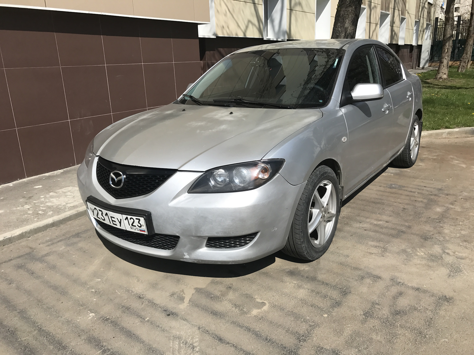 Серебристая 3. Мазда 3 2008 серебристая.