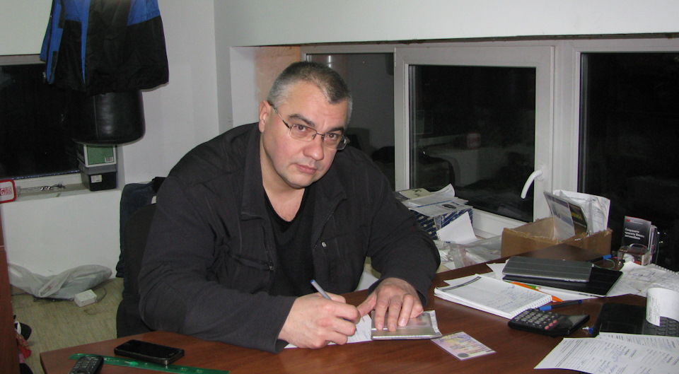 Андрей (директор Гранита) выписывает мне гарантийный талончик на обработку. — ГАЗ Соболь 4х4