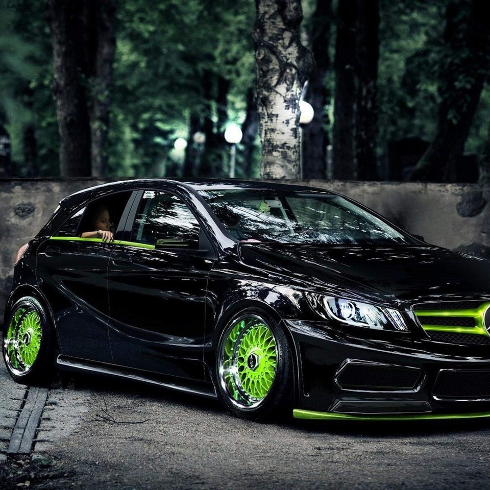 Авто темный зелёный