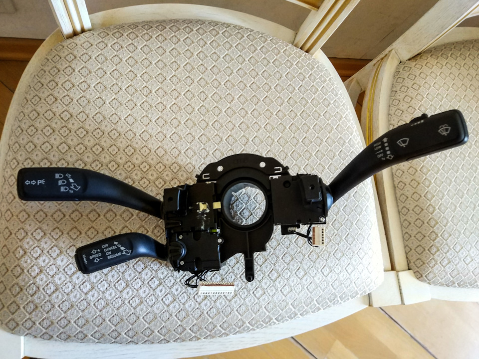 Стрекоза 8K0953502BA всего за 25 баксов. Это американская стрекоза, у нее не фиксируется рычаг дальнего света, и нет кнопок бортового компьютера на правом рычаге. — Audi A5 (1G). Запчасти на фото: 8K0953502BA