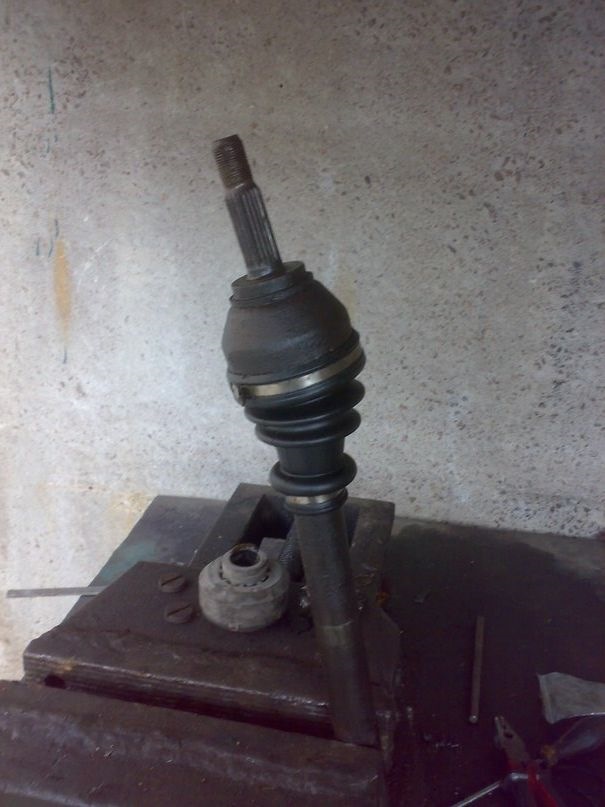 Замена внешнего пыльника правого шруса — Dacia Logan (1G), 1,6 л, 2006 ...