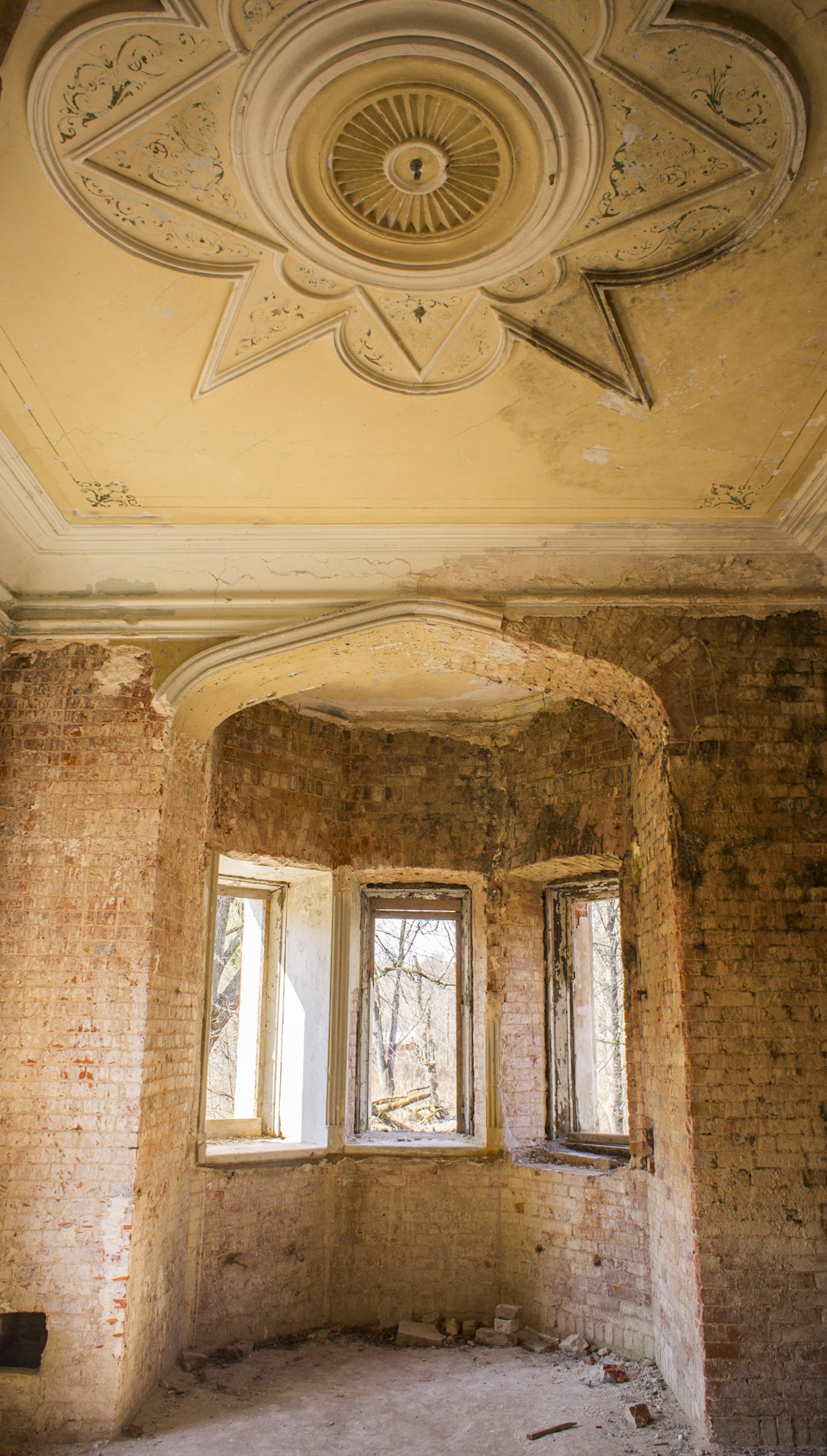 В одной из комнат на втором этаже действительно сохранились остатки лепнины и росписей в желтых тонах. — УАЗ 315195 Hunter