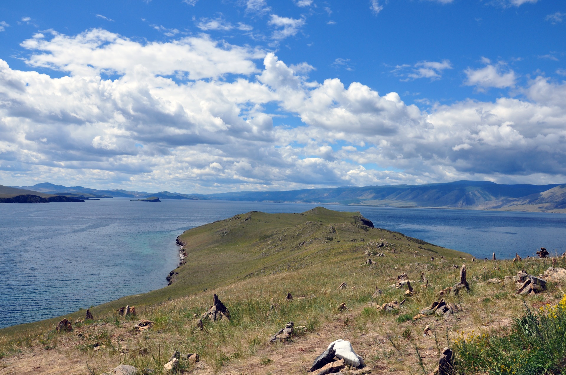 Белое море байкал. Западный берег Малое море Байкал. Ольхон Малое море. Остров Ольхон Малое море. Остров Огой на Байкале летом.