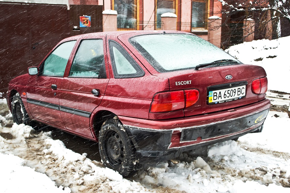 Задний бампер или слон с носорогом — Ford Escort Mk6 1 4 л 1998