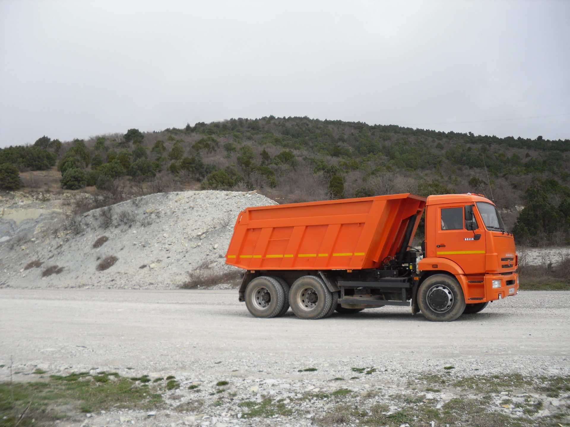 Камаз самосвал фото. КАМАЗ 65115 С песком. КАМАЗ 65115 самосвал с песком. КАМАЗ 65115 щебень. КАМАЗ 600 самосвал.