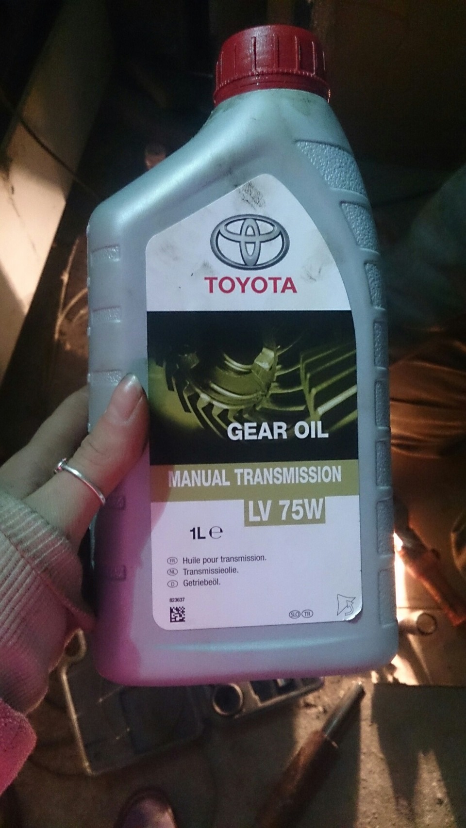 Масло для коробок робот. Toyota manual transmission Gear Oil 75w. Toyota transmission Oil Gear gl4 75w90. Тойота Королла 2006 года масло в робот. Масло в робот Тойота Королла 150.