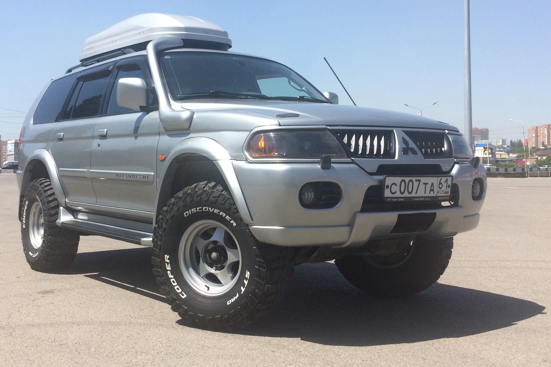 Паджеро спорт 1 поколения. Митсубиси Паджеро спорт 1. Mitsubishi Pajero Sport 2002 на внедорожных колёсах. Паджеро спорт 3 л 2000. Паджеро спорт 32 колеса.