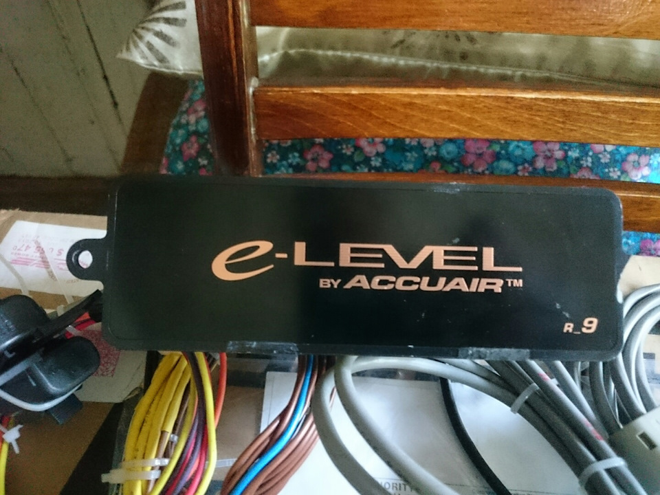 Блок управления пневмой. Передние уши отпилены, два задних на месте — Audi A3 Sportback (8PA)