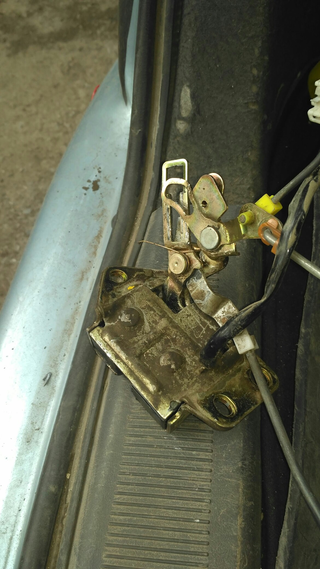 Замок багажника элантра 3. Заклинило багажник как открыть замок. Шевроле нива заклинил замок двери. Заклинило багажник как открыть замок. Автоматические двери своими руками.