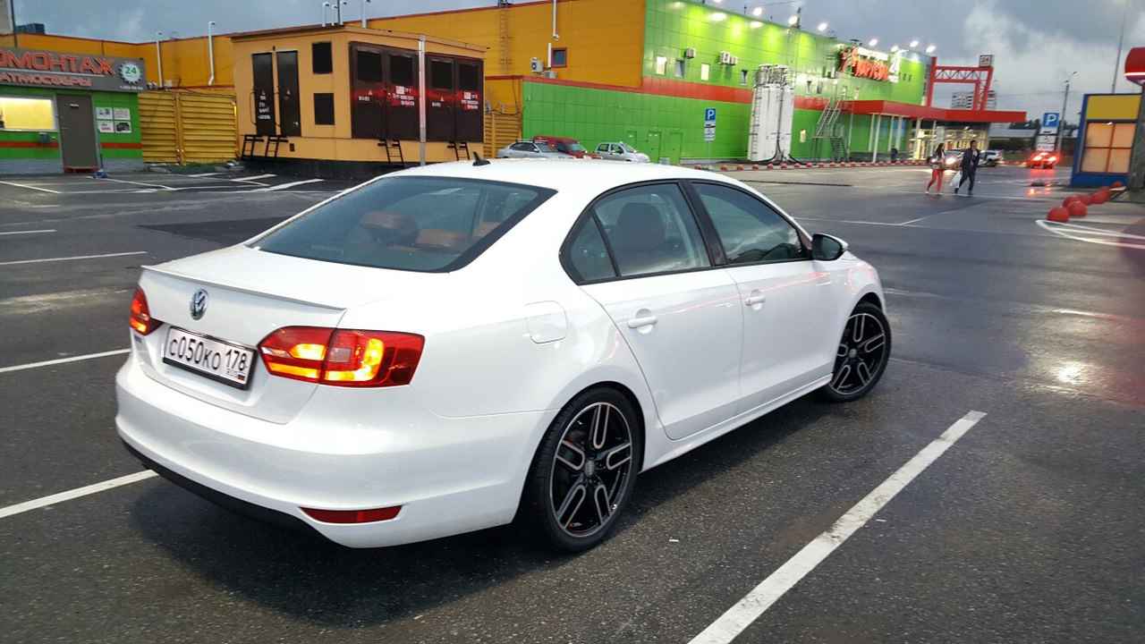 Белый Volkswagen Jetta 6 на литье r16