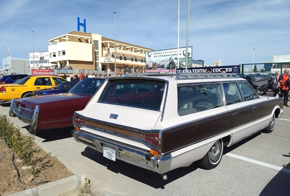 Dodge Custom 880 wagon 1965