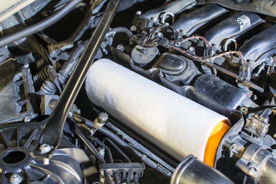 меняем фильтрующий элемент по интсрукции — BMW 5 series (E60)