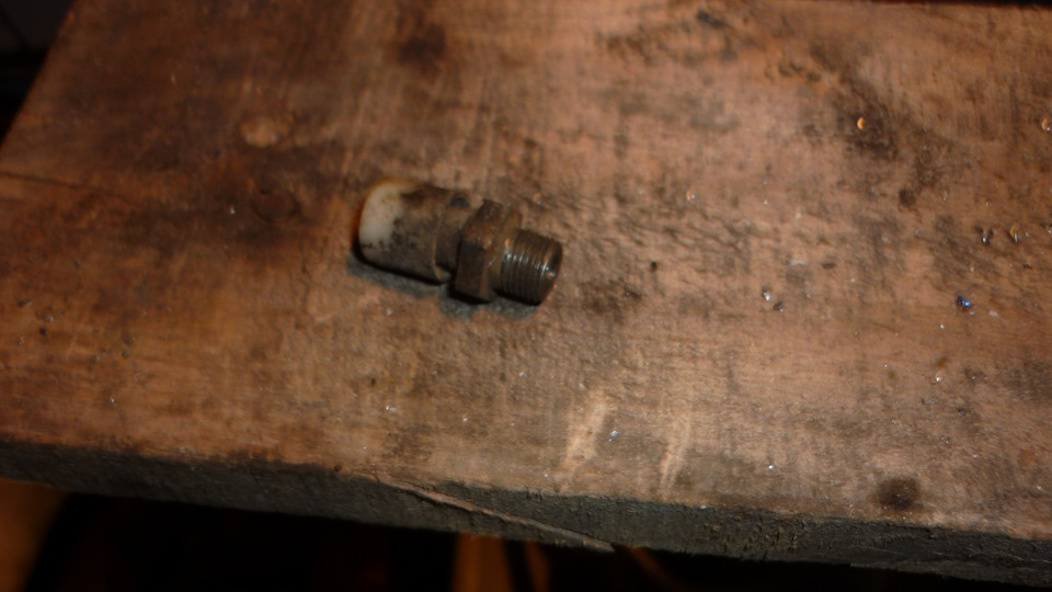 замена сапуна моста — Isuzu Elf, 4,3 л, 1997 года | плановое ТО | DRIVE2