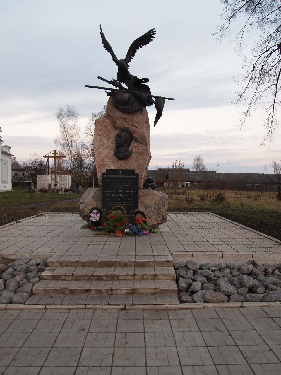 Памятник скопину шуйскому. Памятник Скопину-Шуйскому в Калязине.