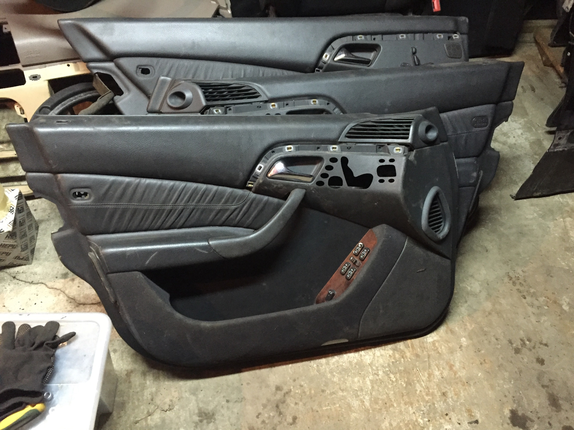 Обшивки дверей мерседес. Мерседес w210 обшивка дверей. Обшивки дверей мерседес w202. Обшивки дверей w204 amg+. Двери мерседес w210.