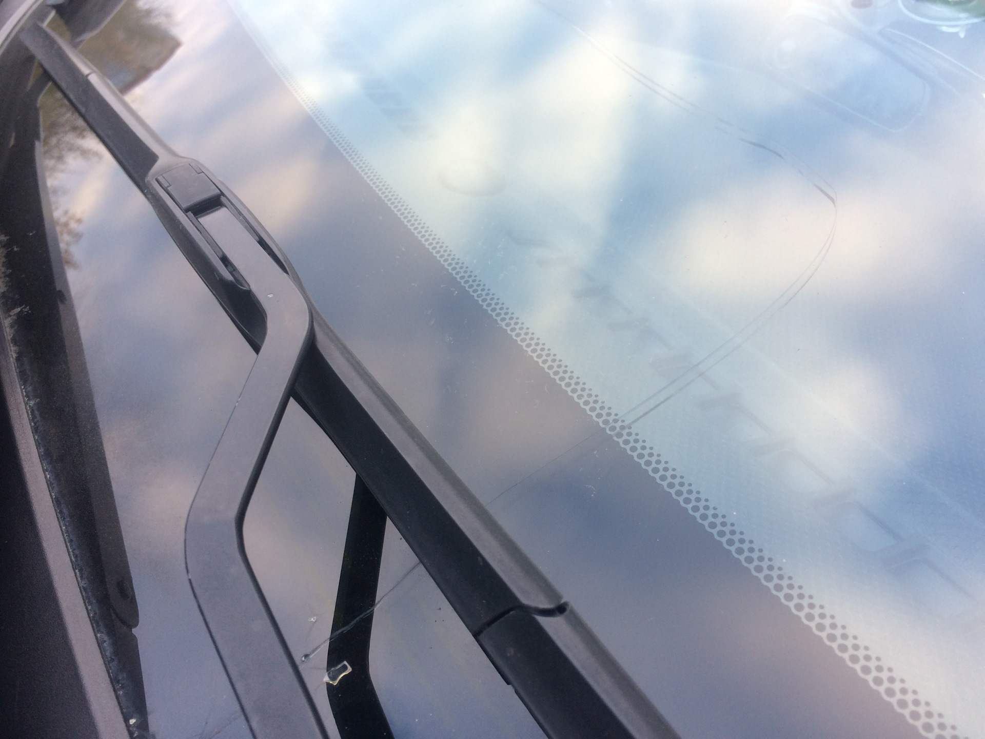 Обогрев лобового стекла солярис. Двойные стекла на Солярис. Hyundai Solaris стеклянная крыша. Перекос стекла Солярис 2. Стекла на солярисе 2014 года.