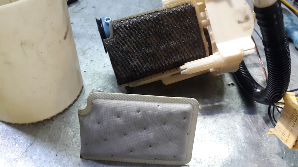 Замена сеточки в бензонасосе — Volkswagen Passat B6, 2 л, 2006 года ...