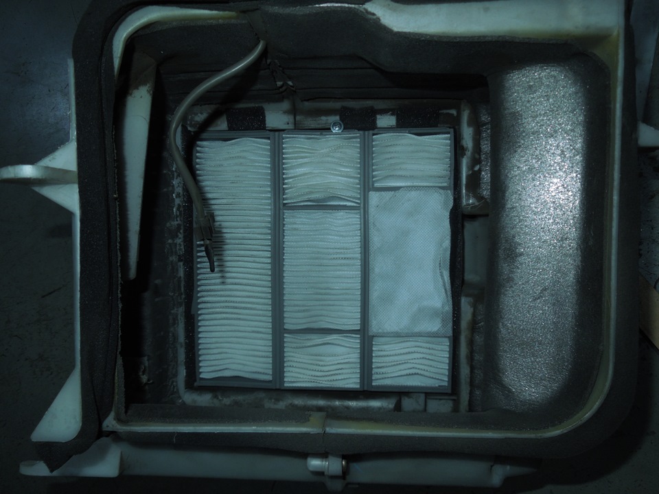 Дешевый фильтр по габаритам меньше чем надо, и не держится, пришлось приклеить паралонки и зафиксировать фильтр саморезам))) — Toyota Corolla (100)