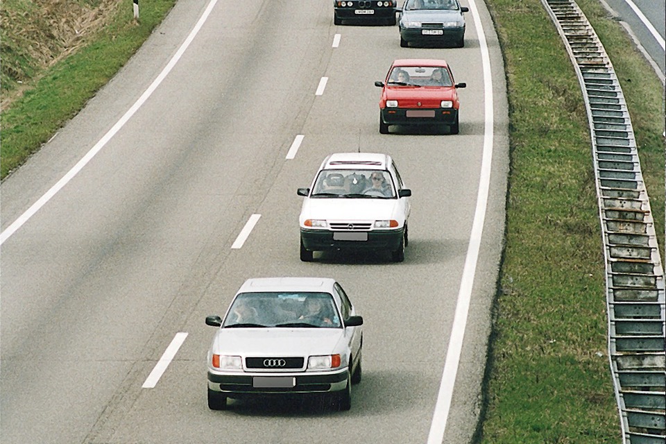 Germany 90s. Автобан Германии 1980. Автобан в ГДР. Гонки по автобану в Германии. Немецкие Автобаны 1980 год.