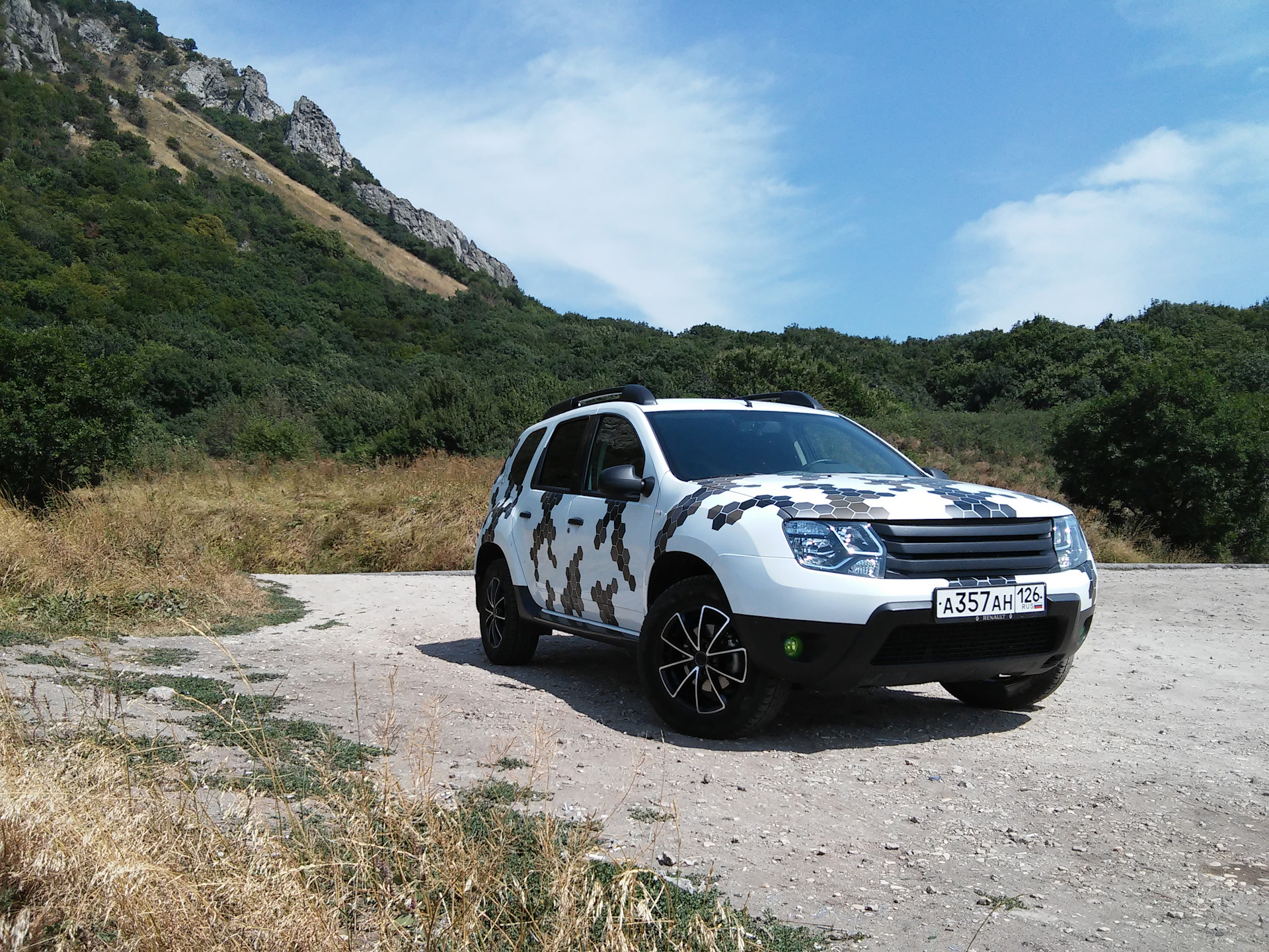 Рено дастер в крыму. Htylj lfcnth 14 ujl. Renault Duster WRC. Белый Рено Дастер камуфляж. Duster Tuning.