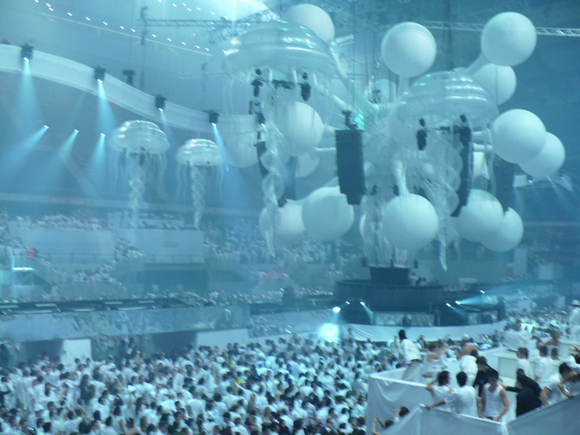 Sensation white. Sensation White 2022. Sensation White ги. Sensation White Party. Сенсейшен декорации.