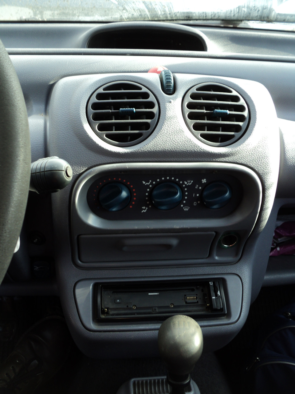 Центральная консоль — элегантный аскетизм… — Renault Twingo I