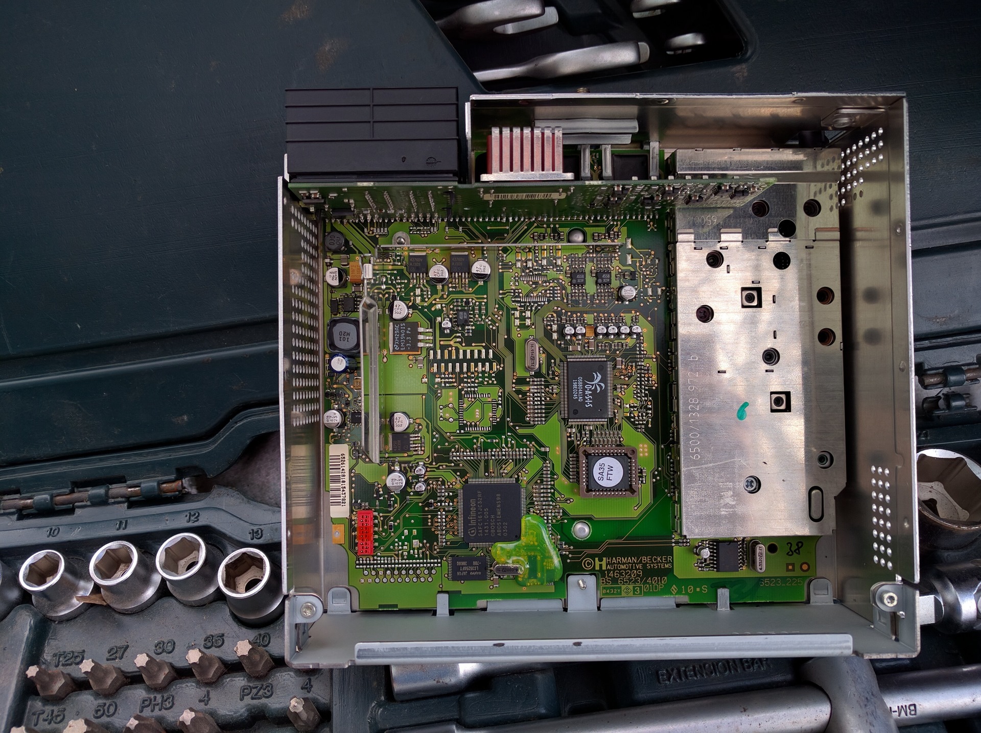 Греется микросхема. Harman Becker 7020 плата. Bm54. Becker 3308 плата. Усилитель Harman внутри.