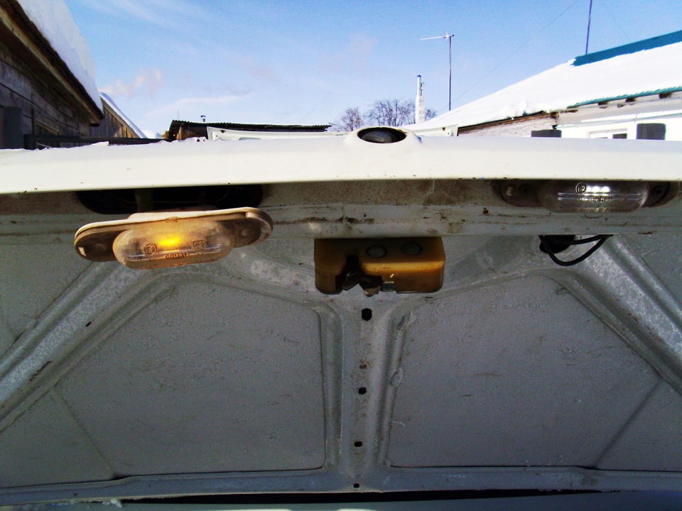 Замена лампочек в салонных светильниках, передних габаритах и освещения ...