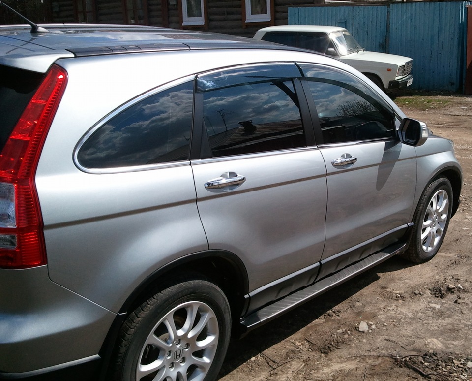 Пороги хонда срв 2. Honda CR-V 2009 серебристый с порогами. Пороги Хонда СРВ 3. Хонда СРВ 2008 года серебристая тонировка.