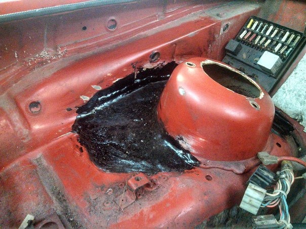 Номерной стакан ваз 2112 герметик. Стаканы митсубиси лансер 9. Стакан автомобильный под капотом. Стаканы снизу lancer 9. Задние стаканы на машине ваз.