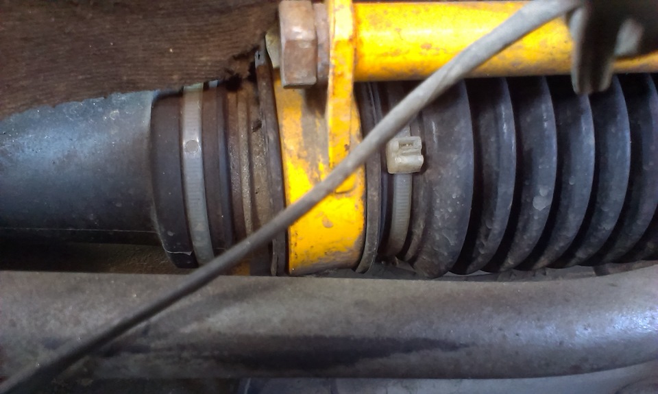 Рулевая рейка гуляет вместе крепления. почему ? может из-за опоры ...